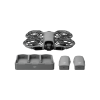 DJI Neo 2 сұр дроны, екі қосымша батареясы және Fly More Combo жинағындағы зарядтағышымен (қашықтан басқарусыз).