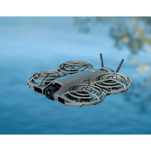 Серый дрон DJI Neo 2 в комплекте Fly More Combo, демонстрирующий компактность и стильный дизайн.