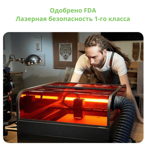 Лазерный станок Creality Falcon 2 Pro 22W гравирует на деревянной заготовке, крупный план работы лазера