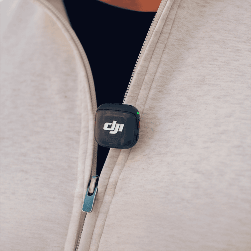 DJI Mic 3 Қара микрофон таратқышы.