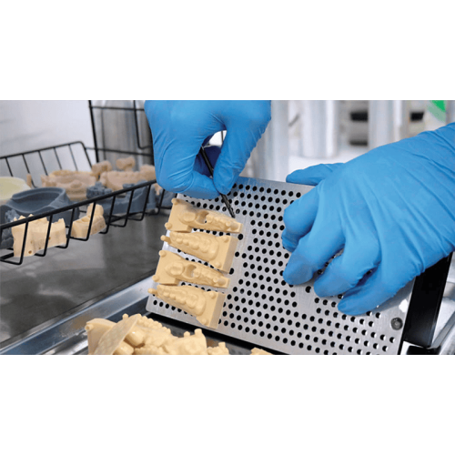 3D принтер IFUN Dent Giant в работе, печатающий стоматологическую модель