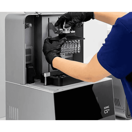 3D-принтер Phrozen Sonic CS+ в работе, демонстрирующий детализированный отпечаток