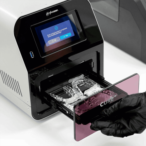 3D-принтер Phrozen Sonic CS+ в работе, демонстрирующий детализированный отпечаток