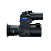Цифровая насадка ночного видения PARD NV007SP-LRF (850 нм) с интегрированным лазерным дальномером, установленная на оптику.