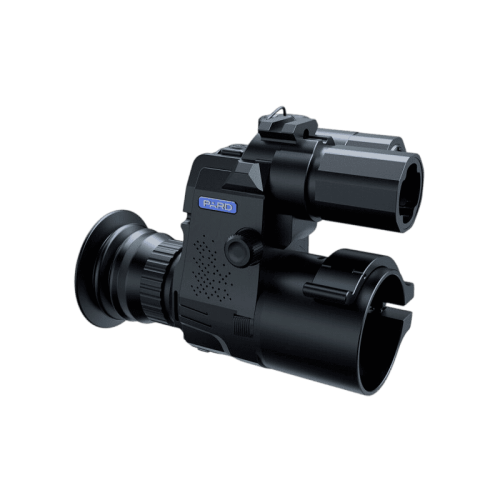 Цифровая насадка ночного видения PARD NV007SP-LRF (850 нм) с интегрированным лазерным дальномером, установленная на оптику.