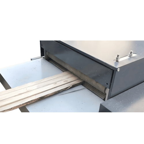 Деревообрабатывающий станок MJ141-0650 в работе