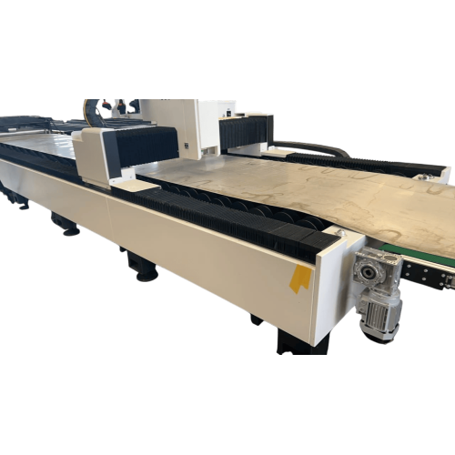 Волоконно-оптический лазерный станок Hongniu 3015GU в работе, резка металла